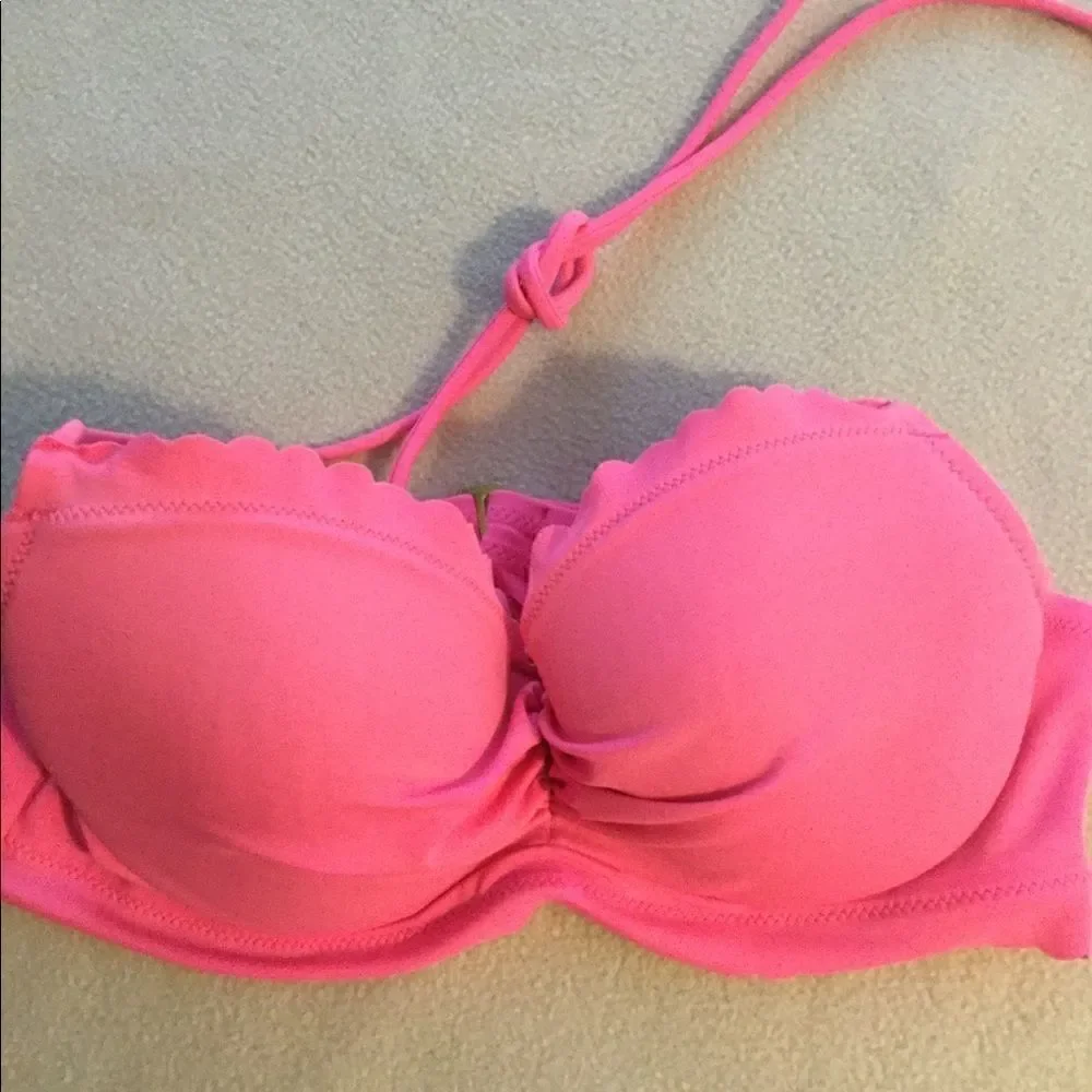 Victoria’s Secret 32B Getaway Halter bikini top